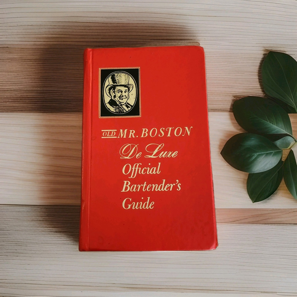 Old Mr. Boston Deluxe Official Bartender's Guide 34th Edition 1966 Boston Pub Co